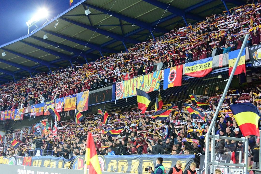 Vraťme fanoušky na stadiony! První jarní kolo bude téměř jistě pouze s hrstkou fans v ochozech. Bylo by však nesmírně absurdní, kdyby to pokračovalo i při dalších zápasech. Je prostě úplně mimo, aby se například někde mohly společně bavit na omezeném uzavřeném prostoru stovky lidí a v otevřených arénách být třeba deset fans v sektoru s tisícovou kapacitou. Fotbal se hraje pro lidi a s lidmi! Football Without Fans Is Nothing! ??? Více čtěte v článku na našem webu spartaforever.cz #acsparta #spartaforever #ultrassparta #footballwithoutfansisnothing